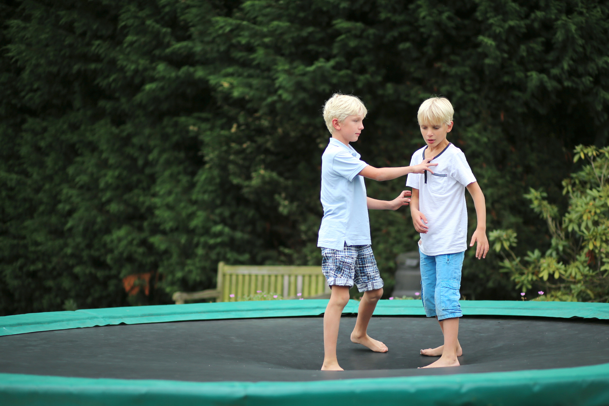 Navdušeni otroci nad trampolini in ideja za nakup