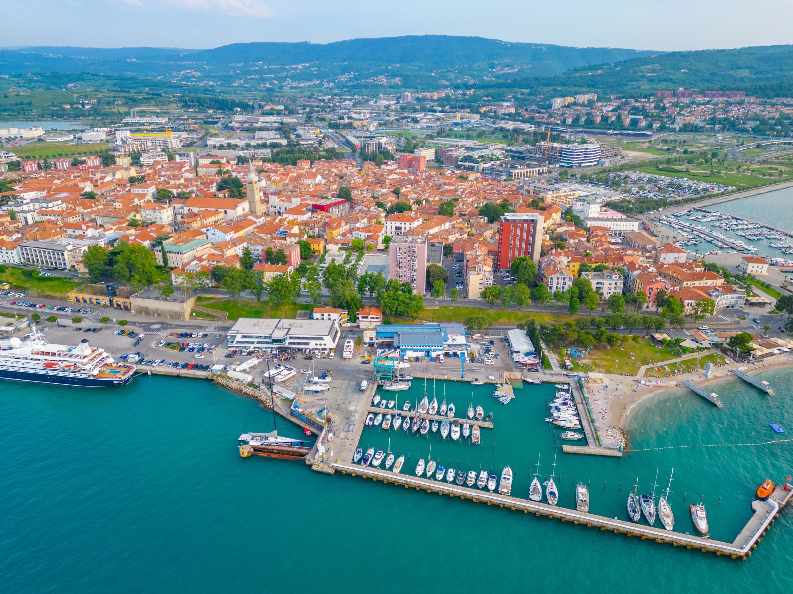 Iz majhnega pristanišča je Luka Koper zrasla v pravi logistični center
